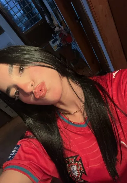 New cam model waiting to chat on CamToCam