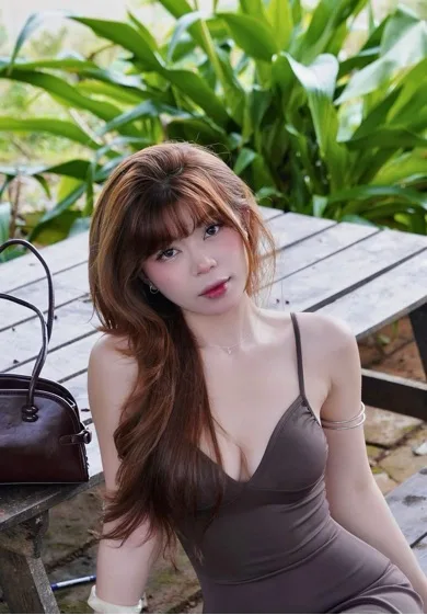 New cam model waiting to chat on CamToCam