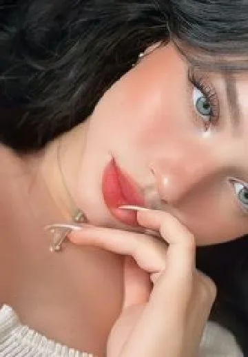 Live cam girl streaming now on CamToCam