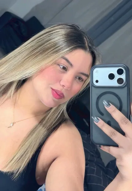 New cam model waiting to chat on CamToCam