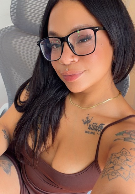 Live cam girl streaming now on CamToCam