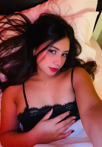 Live cam girl streaming now on CamToCam