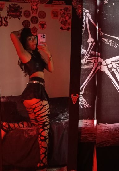 Live cam girl streaming now on CamToCam
